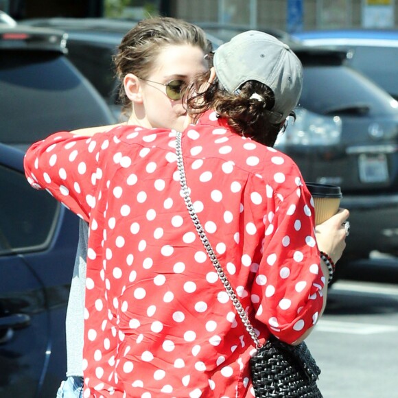 Exclusif -  Kristen Stewart et sa petite amie Stéphanie Sokolinski câlines et très intimes devant les photographes à la sortie d'un restaurant à Los Feliz, le 28 mars 2016