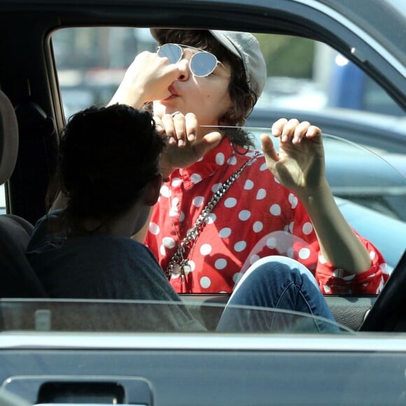 Exclusif -  Kristen Stewart et sa petite amie Stéphanie Sokolinski câlines et très intimes devant les photographes à la sortie d'un restaurant à Los Feliz, le 28 mars 2016