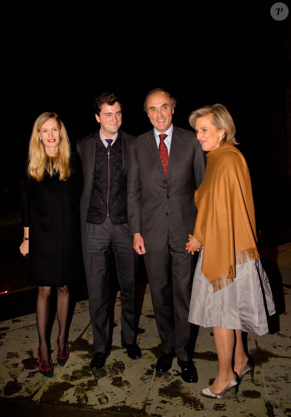 Le prince Amedeo avec son épouse la princesse Elisabetta et ses parents la princesse Astrid et le prince Lorenz en décembre 2015 à Bruxelles lors du gala Roll Back Malaria. Le jeune couple attend pour mai 2016 son premier enfant.