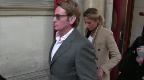 Benoît Magimel lors de sa sortie du palais de justice de Paris le 12 avril 2016, avec sa compagne Margot