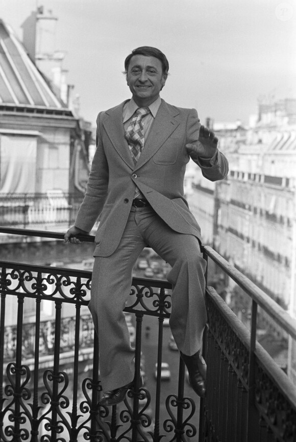 Archives - Maurice Favières, animateur historique de Radio-Luxembourg puis RTL, sur les toits de Paris le 14 avril 1976