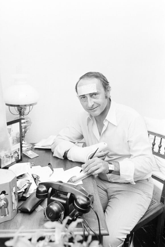 Archives - Maurice Favières, animateur historique de Radio-Luxembourg puis RTL, en convalescence après un accident d'avion - Paris le 5 août 1970