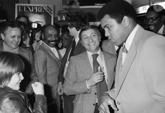 Archives - Maurice Favières, l'animateur de radio et le boxeur Cassius Clay ( Mohamed ALI ) dans les locaux de RTL le 4 mars 1976