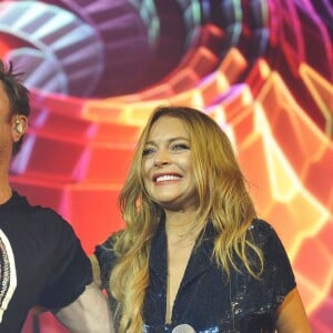 Lindsay Lohan chante avec Simon Le Bon du groupe Duran Duran lors de leur concert à l'O2 Arena à Londres, le 8 décembre 2015.