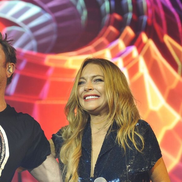 Lindsay Lohan chante avec Simon Le Bon du groupe Duran Duran lors de leur concert à l'O2 Arena à Londres, le 8 décembre 2015.