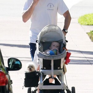 Exclusif - Michael Lohan, le pere de Lindsay, se promene avec son fils Landon pendant que sa petite-amie Kate Major fait quelques courses pres de leur maison a Delray Beach, le 6 octobre 2013.