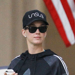 Exclusif - Katy Perry à la sortie d'une maison de retraite à Los Angeles, le 13 mars 2016