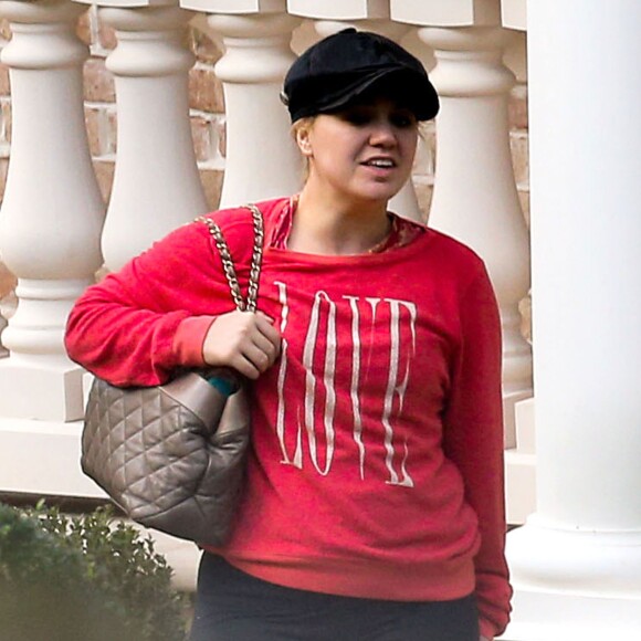 Exclusif - Kelly Clarkson et son fiance Brandon Blackstock se promenent a Nashville, le 20 octobre 2013.