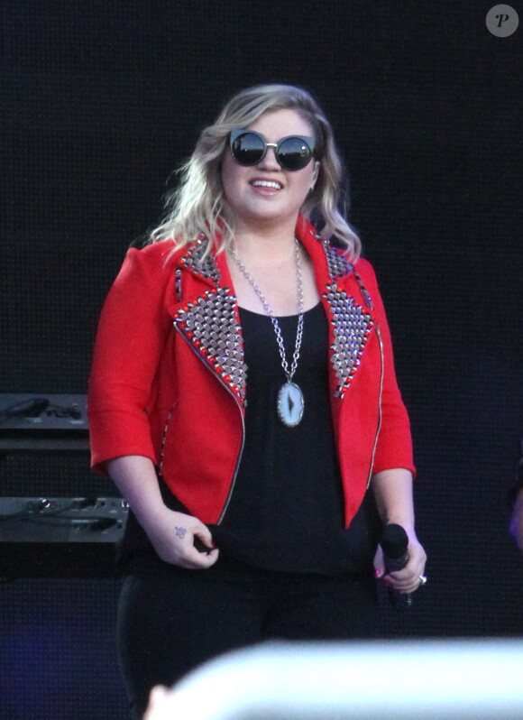 Kelly Clarkson se produit sur scène pour l'émission de Jimmy Kimmel, le 18 août 2015 à Hollywood
