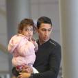 Exclusif - Le joueur du PSG Angel Di Maria, sa femme Jorgelina Cardoso et leur fille Mia arrivent à l'aéroport de Roissy Charles de Gaulle le 31 mars 2016.