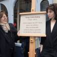 Jane Birkin et sa fille Charlotte Gainsbourg - Cérémonie d'inauguration de la plaque commémorative en l'honneur de Serge Gainsbourg, au 11 bis Rue Chaptal (où le chanteur passa une partie de son enfance), à Paris. Le 10 mars 2016