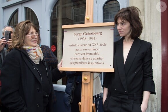 Jane Birkin et sa fille Charlotte Gainsbourg - Cérémonie d'inauguration de la plaque commémorative en l'honneur de Serge Gainsbourg, au 11 bis Rue Chaptal (où le chanteur passa une partie de son enfance), à Paris. Le 10 mars 2016