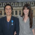  Yvan Attal recevant les insignes de Chevalier de l'ordre national du Mérite au ministère de la Culture à Paris le 19 juin 2013. Il pose avec sa compagne Charlotte Gainsbourg 