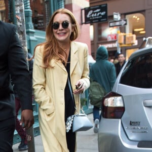 Lindsay Lohan porte toujours sa bague qui alimente les rumeurs de fiancailles avec son compagnon Egor Tarabasov à New York le 13 avril 2016.