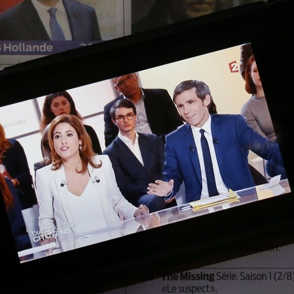 La journaliste et présentatrice TV Léa Salamé interviewe pour la première fois le président de la République François Hollande, lors d'une grande émission politique Dialogues citoyens, sur France 2, le 14 avril 2016. © Patrick Bernard