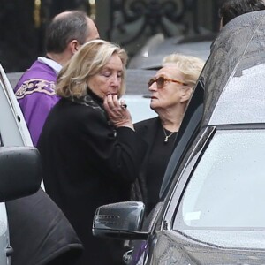 Maryvonne Pinault et Bernadette Chirac lors des obsèques de Laurence Chirac, fille de Jacques et Bernadette Chirac morte le 14 avril 2016, qui ont été célébrées en la basilique Sainte-Clotilde à Paris le 16 avril 2016. La défunte a ensuite été inhumée dans la plus stricte intimité familiale au cimetière du Montparnasse.