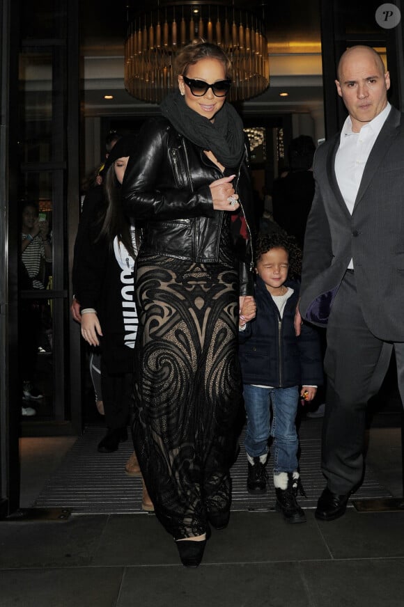 Mariah Carey à la sortie de son hôtel avec son fils Moroccan pour se rendre à l'aéroport à Londres, le 26 mars 2016. La chanteuse a annulé son concert à Bruxelles à cause des attentats. Elle se rend au Luxembourg pour son prochain concert dans le cadre de sa tournée européenne.