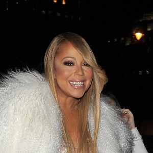 Mariah Carey monte à bord d'un bateau "Thames Clippers" pour se rendre à son concert à l'O2 Arena à Londres, le 23 mars 2016.