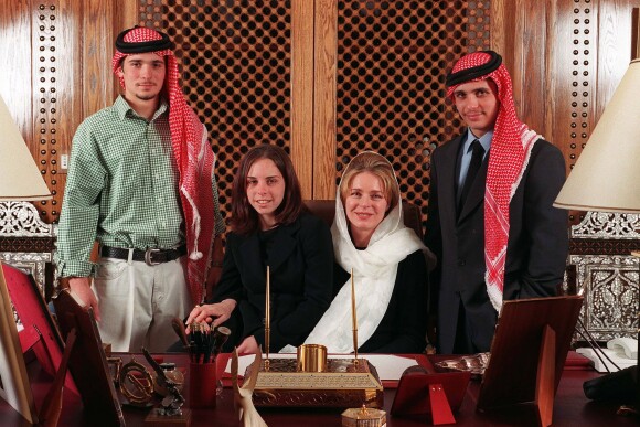 Le prince Hamzah de Jordanie (à droite) avec son frère Hashem, sa soeur Haya et leur mère Noor en mars 1999, peu après la mort du roi Hussein, dans son bureau.