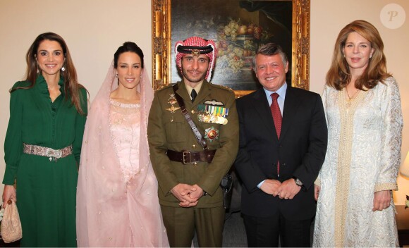 Le prince Hamzah et la princesse Basma de Jordanie entourés par la reine Rania, le roi Abdullah II et la reine Noor lors de leur mariage le 12 janvier 2012 au palais Basman, à Amman. Le couple a accueilli sa troisième fille, Badiya, le 8 avril 2016.