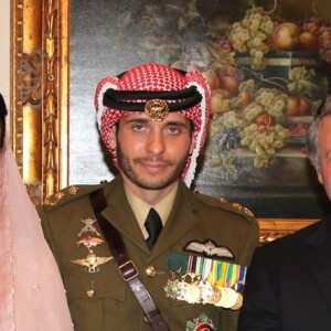 Le prince Hamzah et la princesse Basma de Jordanie entourés par leur famille lors de leur mariage le 12 janvier 2012 au palais Basman, à Amman. Le couple a accueilli sa troisième fille, Badiya, le 8 avril 2016.