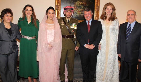 Le prince Hamzah et la princesse Basma de Jordanie entourés par leur famille lors de leur mariage le 12 janvier 2012 au palais Basman, à Amman. Le couple a accueilli sa troisième fille, Badiya, le 8 avril 2016.