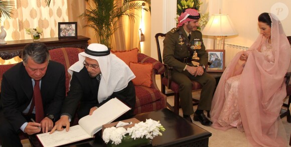 Le roi Abdullah II de Jordanie signe un registre lors du mariage de son demi-frère le prince Hamzah et de la princesse Basma le 12 janvier 2012 au palais Basman, à Amman. Le couple a accueilli sa troisième fille, Badiya, le 8 avril 2016.