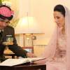 Le prince Hamzah et la princesse Basma de Jordanie signent un registre lors de leur mariage le 12 janvier 2012 au palais Basman, à Amman. Le couple a accueilli sa troisième fille, Badiya, le 8 avril 2016.