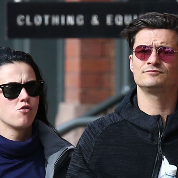 Exclusif - Prix spécial - Le couple Katy Perry et Orlando Bloom se promènent en amoureux dans les rues de Aspen. Les amoureux sont venus assister au mariage de leur amie la styliste Jamie Schneider. Le 8 avril 2016