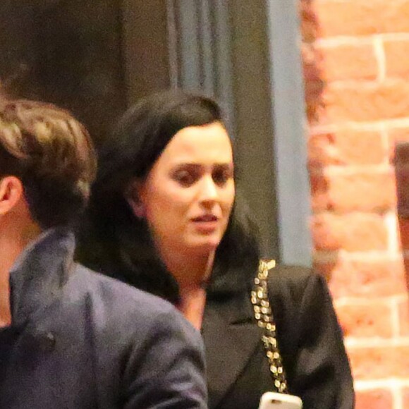 Exclusif - Prix spécial - Le couple Katy Perry et Orlando Bloom arrivent à leur hôtel ‘Jerome' à Aspen dans le Colorado pour assister au mariage de leur amie la styliste Jamie Schneider. Katie se met des gouttes pour les yeux pour se protéger du froid sec de la montagne! Le 8 avril 2016