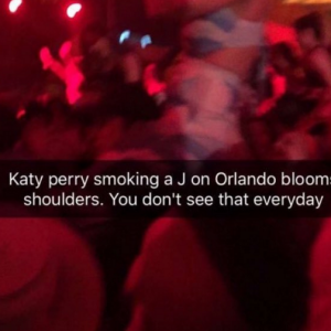 Katy Perry sur les épaules d'Orlando Bloom lors du festival de Coachella. Photo publiée sur Twitter, le 17 avril 2016.