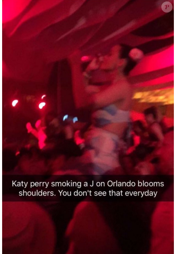 Katy Perry sur les épaules d'Orlando Bloom lors du festival de Coachella. Photo publiée sur Twitter, le 17 avril 2016.