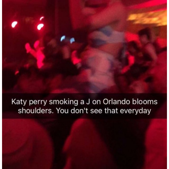 Katy Perry sur les épaules d'Orlando Bloom lors du festival de Coachella. Photo publiée sur Twitter, le 17 avril 2016.