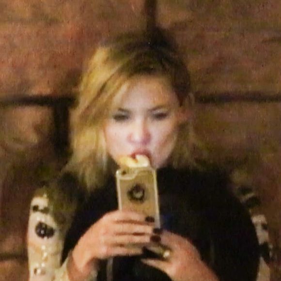 Exclusif - Kate Hudson en pleine séance de selfie tout en mangeant une orange à Aspen Le 08 avril 2016