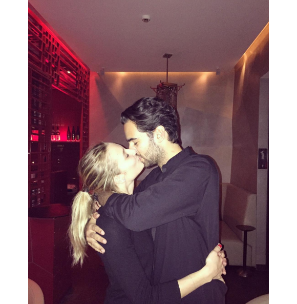 Ilona Smet embrasse son amoureux Kamran Ahmed (photo postée le 29 novembre 2015)