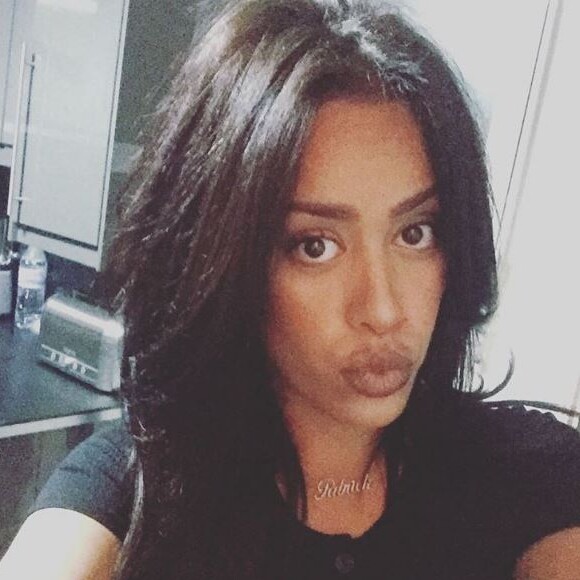 Amel Bent se fait un selfie sur Instagram. Avril 2016