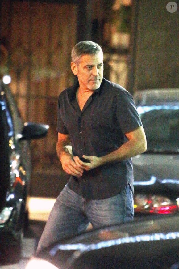 Exclusif - Après un dîner entre amis au restaurant "Asanebo Sushi", George Clooney embrasse une inconnue sur la parking le 16 mars 2016.