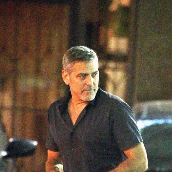 Exclusif - Après un dîner entre amis au restaurant "Asanebo Sushi", George Clooney embrasse une inconnue sur la parking le 16 mars 2016.