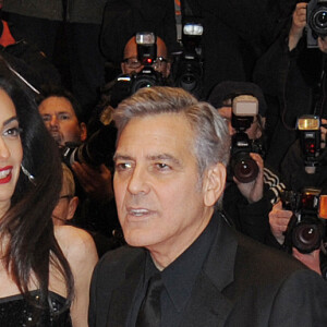 George Clooney et sa femme Amal Alamuddin Clooney sur le tapis rouge du film "Hail Caesar!" lors du 66e Festival International du Film de Berlin, la Berlinale, le 11 février 2016.