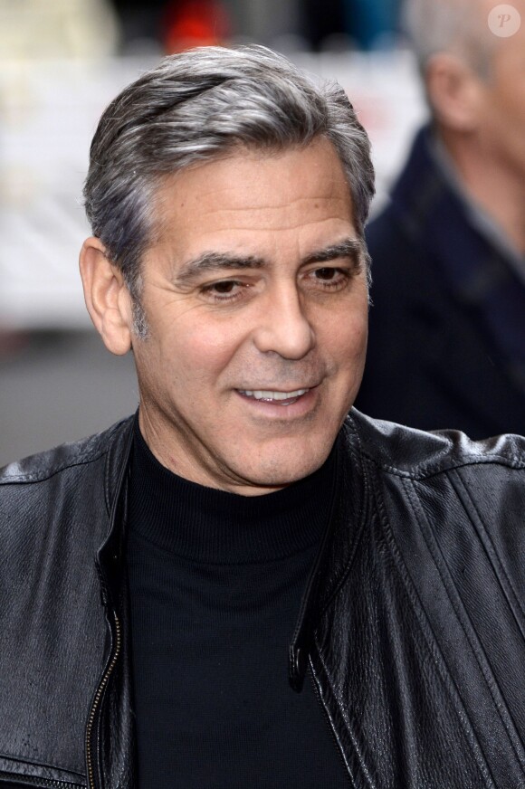 George Clooney salue ses fans à son arrivée au photocall de Hail Caesar ! au 66e festival du film de Berlin le 11 février 2016.