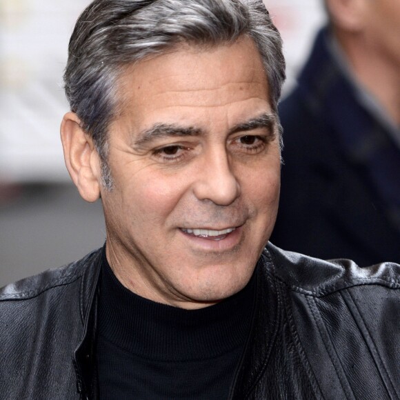 George Clooney salue ses fans à son arrivée au photocall de Hail Caesar ! au 66e festival du film de Berlin le 11 février 2016.