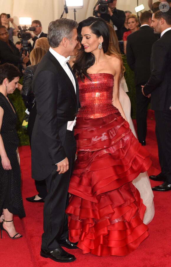 George Clooney et sa femme Amal Alamuddin Clooney - Soirée Costume Institute Gala 2015 (Met Ball) au Metropolitan Museum célébrant l'ouverture de Chine: à travers le miroir à New York, le 4 mai 2015.