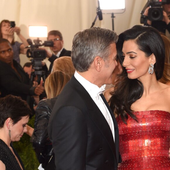 George Clooney et sa femme Amal Alamuddin Clooney - Soirée Costume Institute Gala 2015 (Met Ball) au Metropolitan Museum célébrant l'ouverture de Chine: à travers le miroir à New York, le 4 mai 2015.