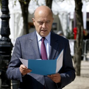 Alain Juppé, maire de Bordeaux et candidat aux primaires à droite, va à la rencontre des habitants dans le centre ville de Bordeaux le 1 avril 2016