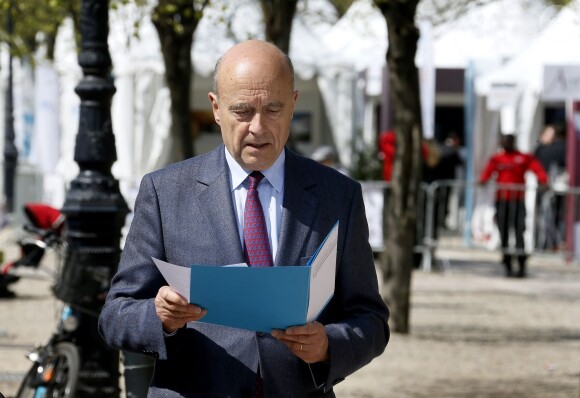 Alain Juppé, maire de Bordeaux et candidat aux primaires à droite, va à la rencontre des habitants dans le centre ville de Bordeaux le 1 avril 2016