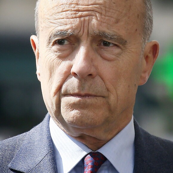 Alain Juppé, maire de Bordeaux et candidat aux primaires à droite, va à la rencontre des habitants dans le centre ville de Bordeaux le 1 avril 2016