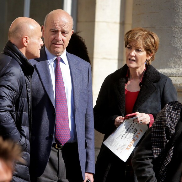 Alain Juppé en compagnie de sa femme Isabelle dans le centre ville de Bordeaux le 1 avril 2016