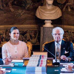 Le roi Carl XVI Gustaf de Suède, secondé par sa fille la princesse héritière Victoria, a révélé le 21 avril 2016 en conseil des ministres les prénoms et le titre du fils du prince Carl Philip et de la princesse Sofia de Suède, né le 19 avril : le prince Alexander Erik Hubertus Bertil, duc de Södermanland.