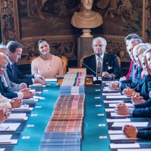 Le roi Carl XVI Gustaf de Suède, secondé par sa fille la princesse héritière Victoria, a révélé le 21 avril 2016 en conseil des ministres les prénoms et le titre du fils du prince Carl Philip et de la princesse Sofia de Suède, né le 19 avril : le prince Alexander Erik Hubertus Bertil, duc de Södermanland.