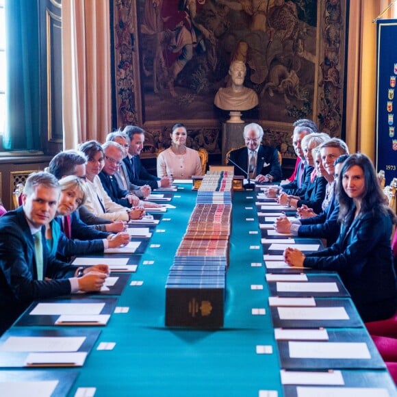 Le roi Carl XVI Gustaf de Suède, secondé par sa fille la princesse héritière Victoria, a révélé le 21 avril 2016 en conseil des ministres les prénoms et le titre du fils du prince Carl Philip et de la princesse Sofia de Suède, né le 19 avril : le prince Alexander Erik Hubertus Bertil, duc de Södermanland.